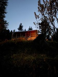 una casa situada en la cima de una colina en Oreos cafe and stay shangarh, en Shangarh