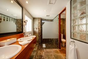 Ένα μπάνιο στο Adventure Pad at The Bay Hotel +16 φωτογραφίες