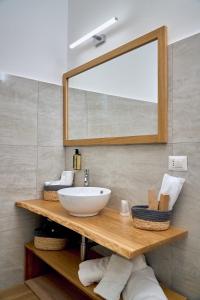 ein Badezimmer mit Waschbecken und Spiegel in der Unterkunft Guest House Aura - Lumys Fiumicino in Fiumicino