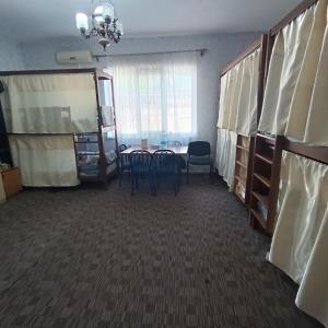 jadalnia ze stołem i krzesłami w pokoju w obiekcie Mary&George w mieście Crăsnăşeni