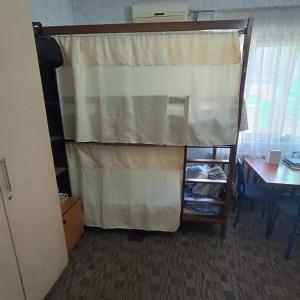 zasłona w pokoju z biurkiem i stołem w obiekcie Mary&George w mieście Crăsnăşeni