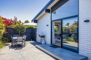 Un jardín fuera de Modern Two-Bedroom Home in Merivale