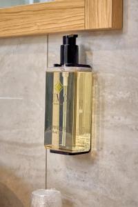 un flacon de parfum accroché au mur dans l'établissement Guest House Aura - Lumys Fiumicino, à Isola Sacra