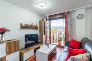 un soggiorno con un divano e una televisione di Espectacular dúplex en Cartes a Cartes