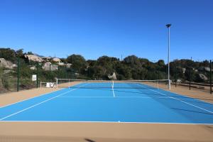 Tennis- og/eller squashfaciliteter på Filori - T2 avec piscine chauffée et plage privée eller i nærheden