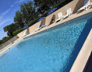 Πισίνα στο ή κοντά στο Nuit insolite dans un petit Hobbit en bois