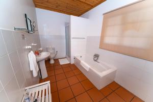 Ένα μπάνιο στο Desert Rose Guesthouse +23 φωτογραφίες