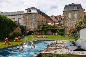 ein Hinterhof mit einem Pool, in dem Leute spielen in der Unterkunft Maison d'hôtes La Chevalée in Hautvillers