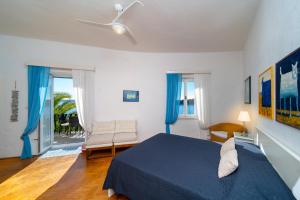 um quarto com uma cama azul e cortinas azuis em Apartment Julietta em Rab