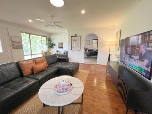 Una sala de estar con un sofá y un televisor en Humble & Homely, en Rockingham