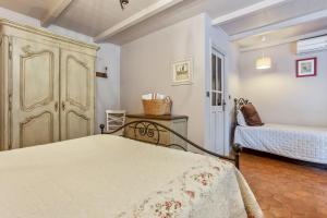 L'Arbousier في Laouque: غرفة نوم بها سرير وباب وسرير +16 صورة