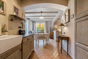 L'Arbousier في Laouque: مطبخ مع حوض وطاولة عمل