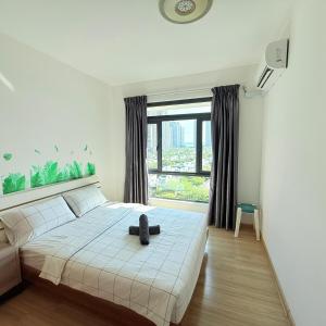 Ένα ή περισσότερα κρεβάτια σε δωμάτιο στο Regalia Park Block B Sea View 2B2R 6 Pax