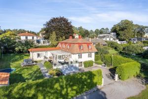 Κήπος έξω από το Luxury villa with spa and private lake