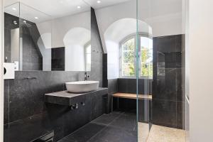 Ένα μπάνιο στο Luxury villa with spa and private lake +32 φωτογραφίες