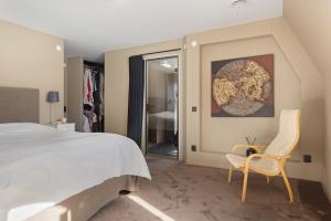 Ένα ή περισσότερα κρεβάτια σε δωμάτιο στο Luxury villa with spa and private lake