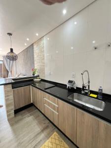 Kuchyň nebo kuchyňský kout v ubytování Studio no Centro com ESTACIONAMENTO GRÁTIS