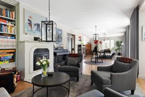 Χώρος καθιστικού στο Luxury villa with spa and private lake