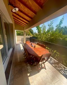 Μπαλκόνι ή βεράντα στο Évasion Ventoux, villa spacieuse et accessible PMR
