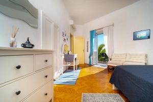 um quarto com uma cama, um sofá e uma escrivaninha em Apartment Julietta em Rab