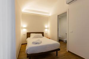 a bedroom with a bed with two towels on it at BB Maltagliati in Torano Nuovo
