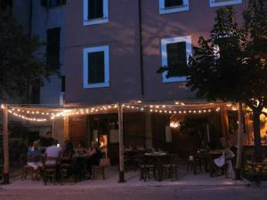 a group of people sitting at a restaurant with lights at BB Maltagliati in Torano Nuovo