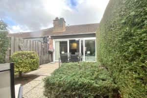 ein Haus mit einer großen grünen Efeu-Wand in der Unterkunft De Vuurtoren, Lijsterstraat 12 in Tiel