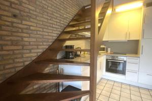 eine Treppe in einer Küche mit Ziegelwand in der Unterkunft De Vuurtoren, Lijsterstraat 12 in Tiel