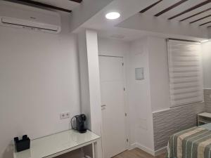 Postel nebo postele na pokoji v ubytování Casa siglo XV 4Toledo habitacion privada con baño