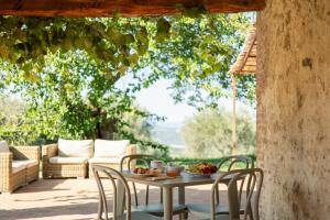 una mesa con un bol de fruta en el patio en Podere Montale Il Borgo, en Seggiano
