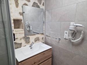 Koupelna v ubytování Casa siglo XV 4Toledo habitacion privada con baño