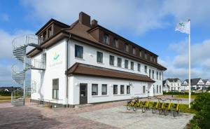 un bâtiment avec des vélos garés devant lui dans l'établissement Haus Klaarstrand, à Wenningstedt