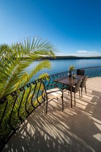uma mesa e cadeiras num pátio junto à água em Apartment Julietta em Rab mais 24 fotografias