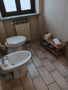 韦尔切利IL Cortiletto的浴室配有卫生间和水槽。