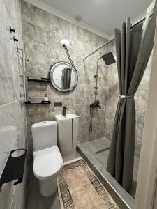 Koupelna v ubytování Apartments on Mustafa Ozturk