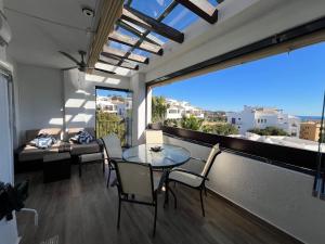 Un balcón o terraza en AlaMar Cala Mijas Relax Premium Panoramic Sea Views SemiPenthouse
