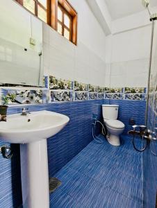 Un baño con lavabo e inodoro en Rashmika Homestay, en Nallathanniya