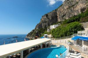 un complejo con piscina junto al océano en Hotel Weber Ambassador, en Capri
