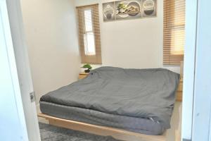 a bed sitting on a wooden platform in a bedroom at บ้านเคียงดาวแม่สะเรียง 