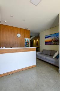 a lobby with a counter and a couch in a room at OYO Hotel Brisa Tropical, Brasília in Brasilia
