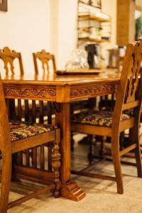 a wooden table with two wooden chairs and a table with at Villa Serena Tuscan Theme home with a HIDDEN lounge, fire pit, lawn games, creek in Dahlonega