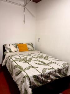 Giường trong phòng chung tại Serenity Home