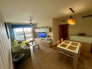 Una televisión o centro de entretenimiento en AlaMar Cala Mijas Relax Premium Panoramic Sea Views SemiPenthouse 40 fotos más