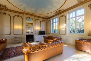 TV a/nebo společenská místnost v ubytování L'Ecole des Naudins - Ancienne école de village