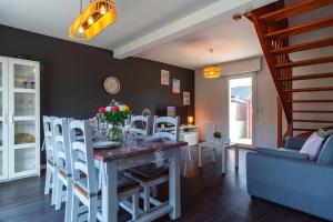 een keuken en eetkamer met een tafel en stoelen bij Ty Kordenn - Proche Plage in Sarzeau
