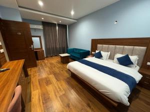 Un pat sau paturi într-o cameră la Hotel Candy Near Bestech-IISER-ISB-Railway Station Airport Road Mohali Chandigarh +19 fotografii