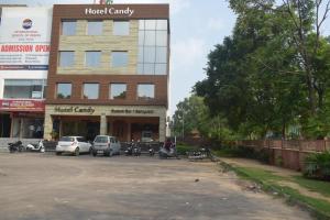 Un estacionamiento frente al campus de un hotel. en Hotel Candy Prime, en Chandigarh Airport