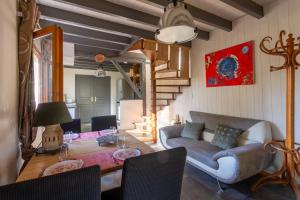 SorgeatLa Bergère - Proche Ax‑les‑Thermes的客厅里有一张沙发和一张桌子。