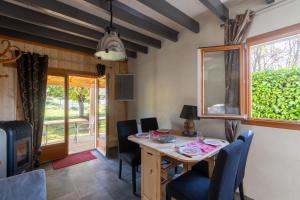 SorgeatLa Bergère - Proche Ax‑les‑Thermes的餐厅里有一张桌子和几把椅子