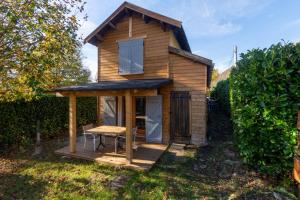 SorgeatLa Bergère - Proche Ax‑les‑Thermes的庭院中带长凳的小木房子